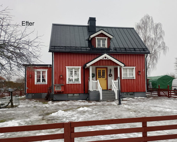 Rött hus med svart tak, snösmältning, staket framför, naket träd, "Efter" text.