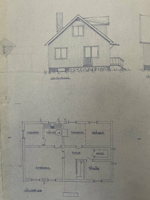 Arkitektritning av hus med fasadvy och planlösning för källarvåning. Beskrivning på svenska. Handritad skiss.