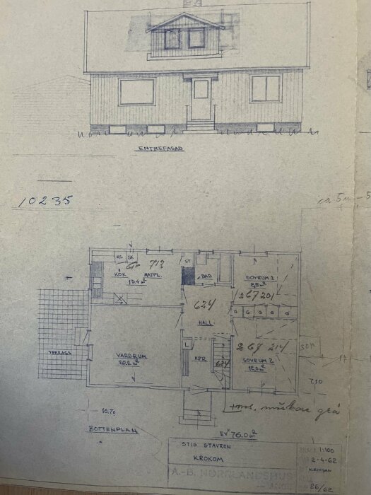 Arkitektritning av husfasad och bottenvåningens planlösning, handskrivna noteringar och måttangivelser förekommer.