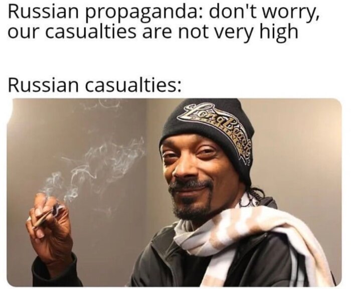 Meme med text om ryska förluster, person ler med en cigarett. Humoristisk kontrast mellan påstående och bild.