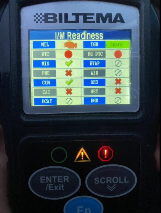 En OBD-diagnostikverktyg visar fordons I/M Readiness-status, med blandade resultat för olika system.