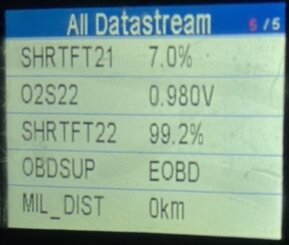 En display visar fordonsdiagnostikdata: bränsletrim, spänning, OBD-stöd, felindikator avstånd.