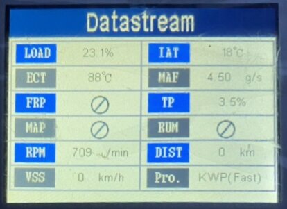 Bild på en fordonsdiagnoskärm som visar olika motorparametrar och värden som temperatur, varvtal och belastning.