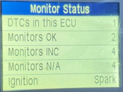Bild av ett fordonets diagnosverktygsskärm som visar status för ECU-monitorer och tändning.