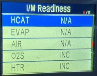 Digital display visar fordonsdiagnostik med parametrar som HCAT, EVAP, AIR; vissa är märkta med "N/A" och "INC".