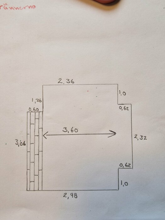 Handritad skiss av struktur med måttangivelser, murad del, potentiellt design- eller byggdokument.