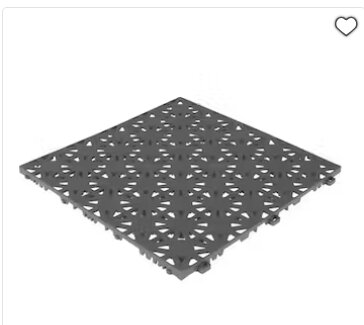 Grå perforerad modulär plastplatta med geometriskt mönster, antagligen för golv eller ytbeklädnad.