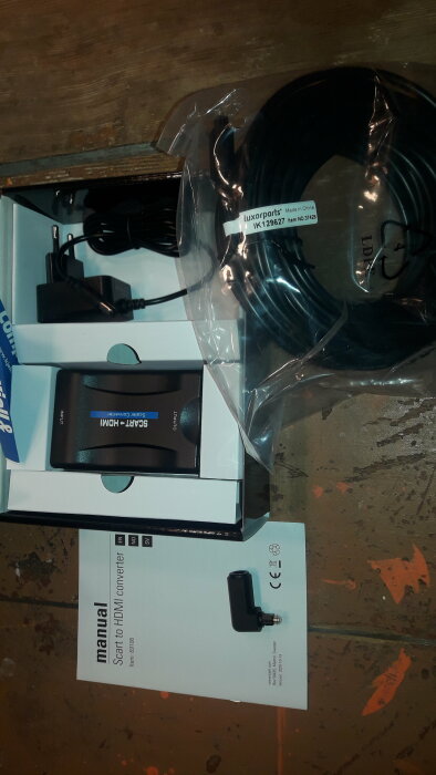 Scart till HDMI konverteringskit, kablar, adapter, förpackning, manual, reflekterande träyta.