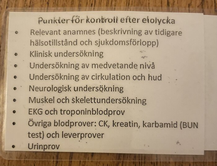 Svensk textlista över medicinska kontrollpunkter efter en olycka, innefattar prov och undersökningar.
