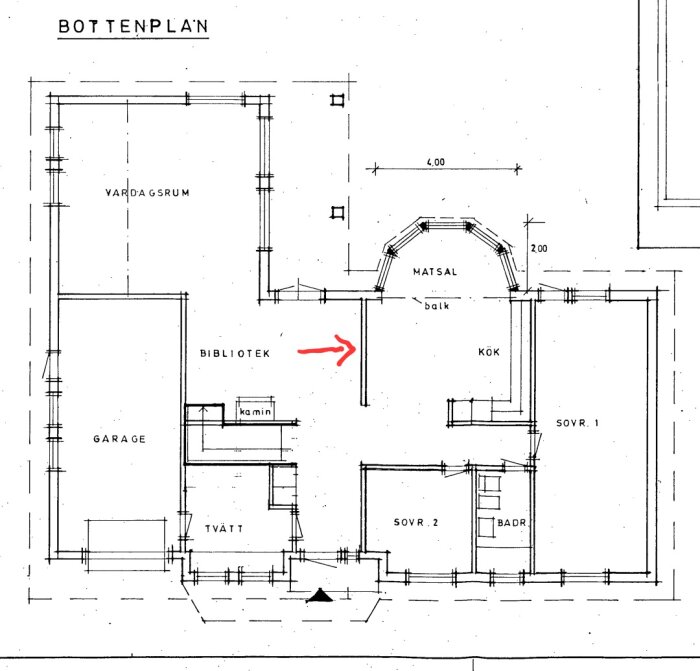 Arkitektritning av bottenvåning, innehåller vardagsrum, kök, matsal, sovrum, bibliotek, badrum, tvätt och garage.