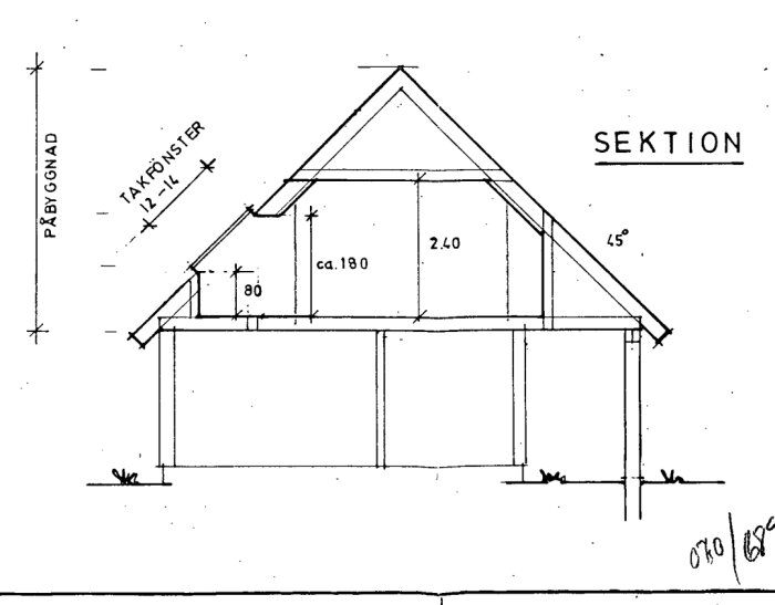 Ritning av hussektion med mått, takfönster och taklutning angiven.