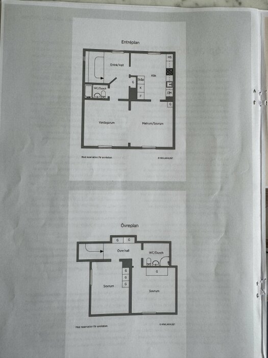 Bilden visar ritningar av ett tvåvåningshus, inklusive rumsuppdelning och möbleringsdetaljer på svenska.