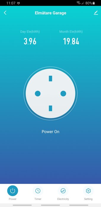 Appskärm visar strömförbrukning i garage – daglig och månatlig – med ström på-indikator.