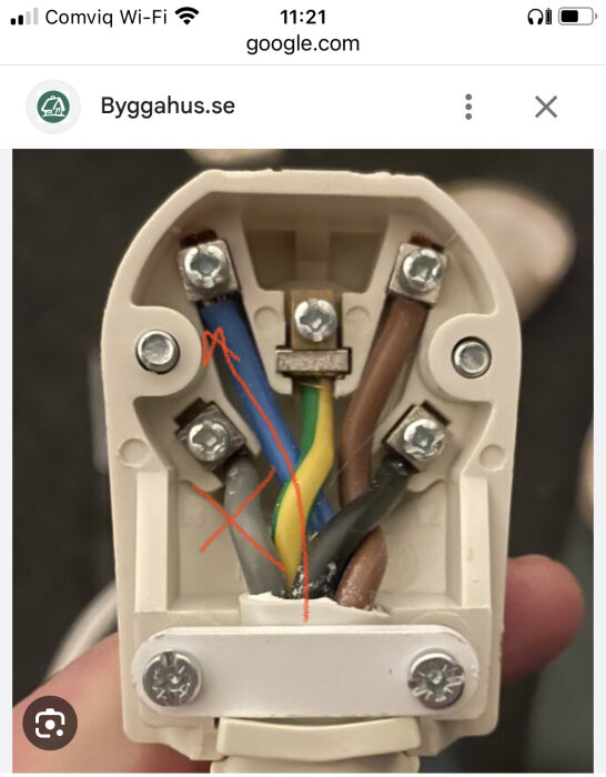 Elektriskt uttag med felkopplade kablar markerade med röda kryss. Felaktig installation visas, potentiellt farlig.