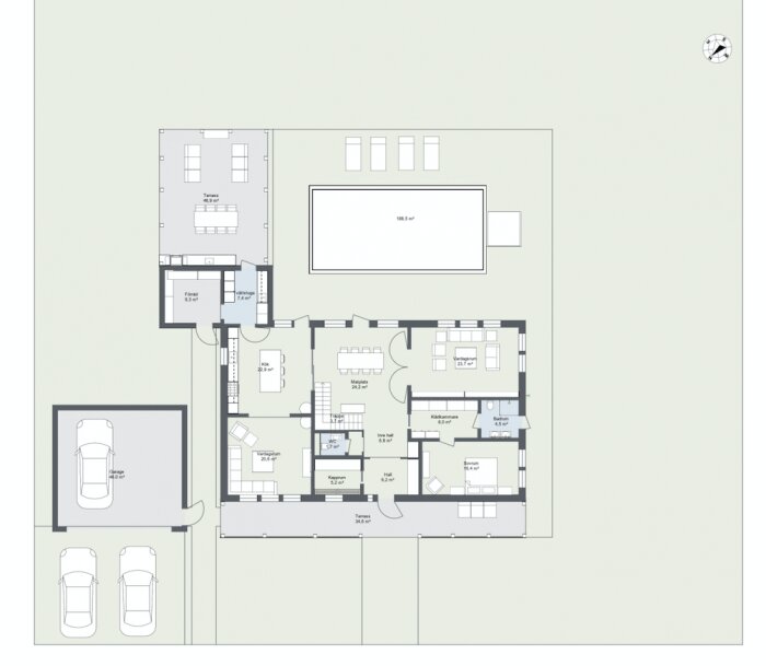Arkitektonisk ritning av en husplan, inkluderar rum, möblering, mått och bilgarage.