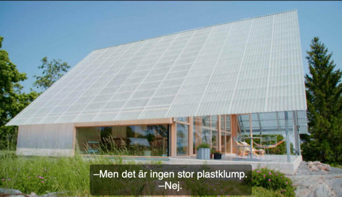 Modernt hus med transparent tak, naturskönt, textfält, blå himmel, grönska, avkopplande vibe.