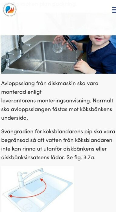 Barn vid köksho, ritar i vatten med märkpenna; svensk text om avloppsslang, diskbänksinstallation. Grafisk illustration undertill.