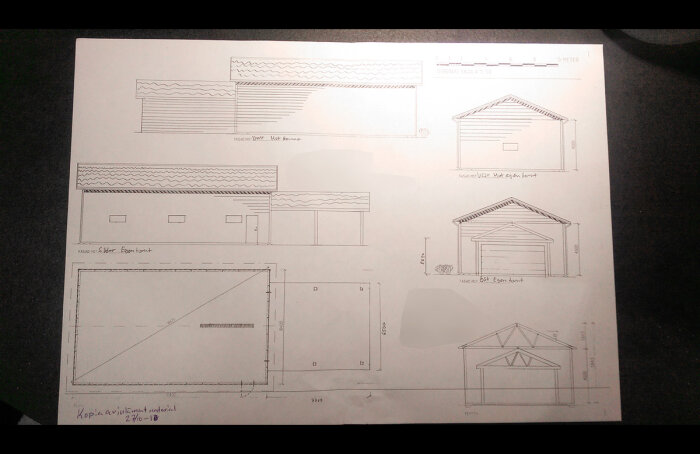 Arkitektoniska ritningar av en byggnad, visar fasad och sektioner, tekniska detaljer, daterad och signerad.