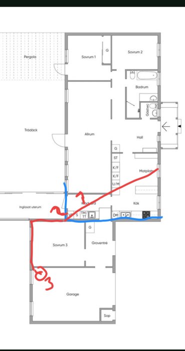 Arkitektonisk ritning av ett hus. Kök, sovrum, badrum. Röda och blå markeringar, oklart syfte.
