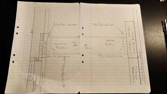 Handritad skiss med mått och anvisningar, troligen för byggprojekt eller inredning, på rutat papper.