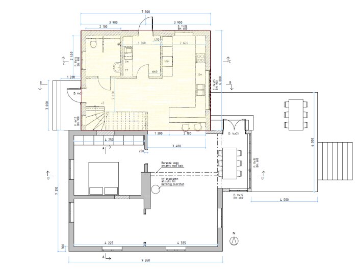 Arkitektonisk planritning av en byggnad med måttangivelser, rum och möbleringssymboler.