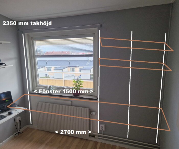 Inomhusmiljö med anmärkningar för dimensioner av rum och fönster, möjlig planering för hyllinstallation.