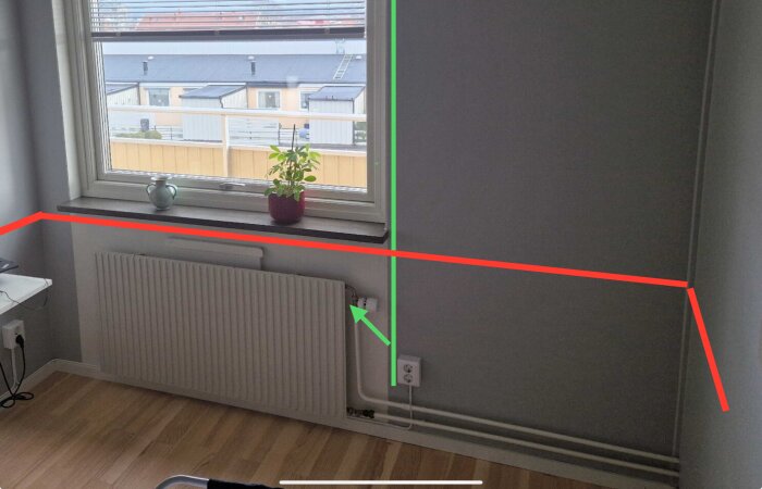 Vardagsrum med fönster och radiator, linjer markerar optisk illusion av sned takkant.