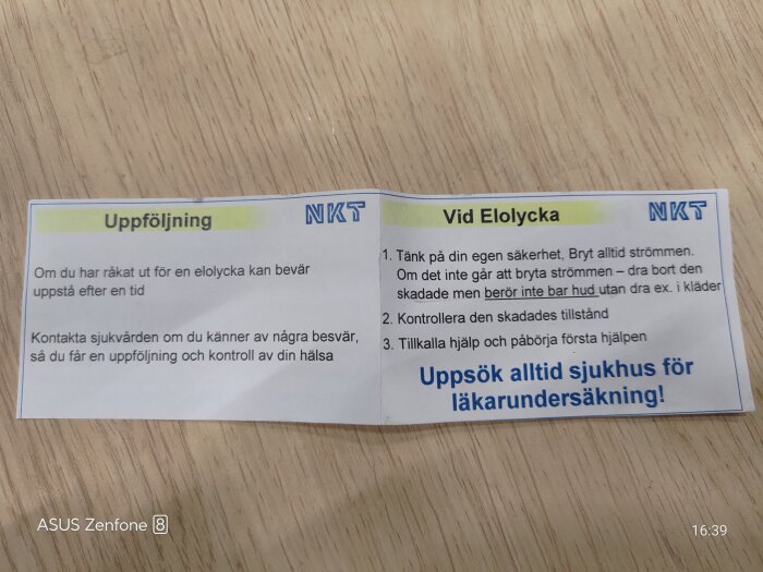 Instruktioner för uppföljning och åtgärder vid elolyckor, tryckt på ett papper.