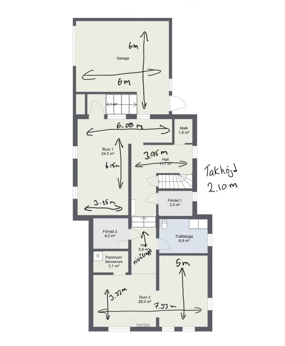 Planritning av ett hus med måttangivelser, rum beteckningar, och takhöjd noterat.