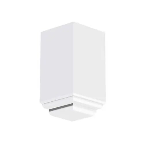 Vit, modern vägglampa med en kubisk form och en nedåtriktad ljuskälla på en vit bakgrund.
