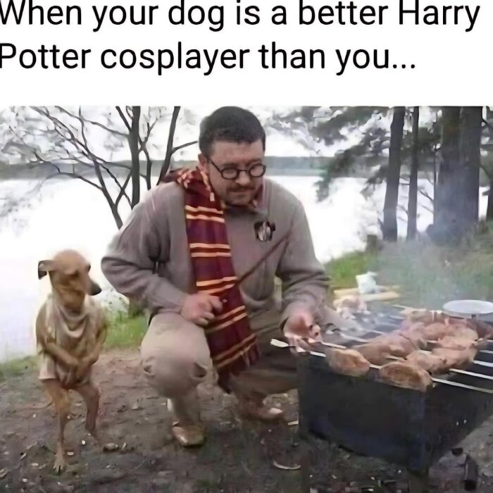 Man och hund klädda som Harry Potter grillar, hunden ser ut som en cosplayer.