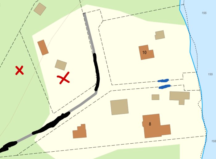 Kartfragment med markerade punkter, byggnader, vägar, och ett vattendrag. Geografiska data representeras schematiskt.