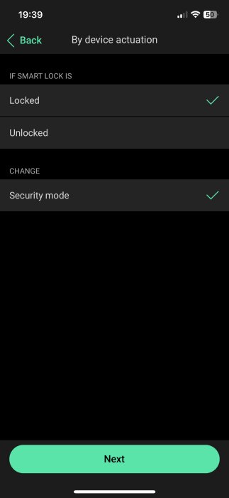 Mobilskärmdump av smart lås inställningar, markerar "Unlocked" som valt alternativ, mörkt tema, knapp för "Next".