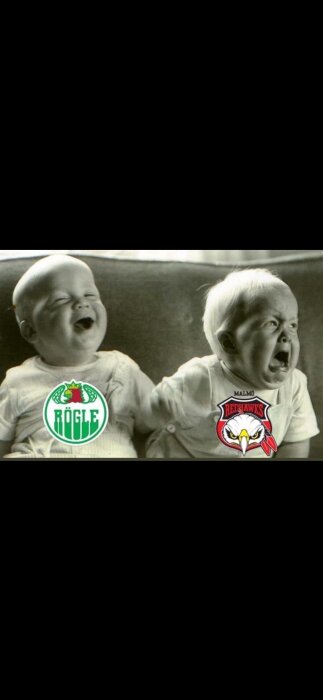 Två bebisar med logotyper, en skrattar och en gråter. Humoristisk sportrivalitet. Svartvit bild.