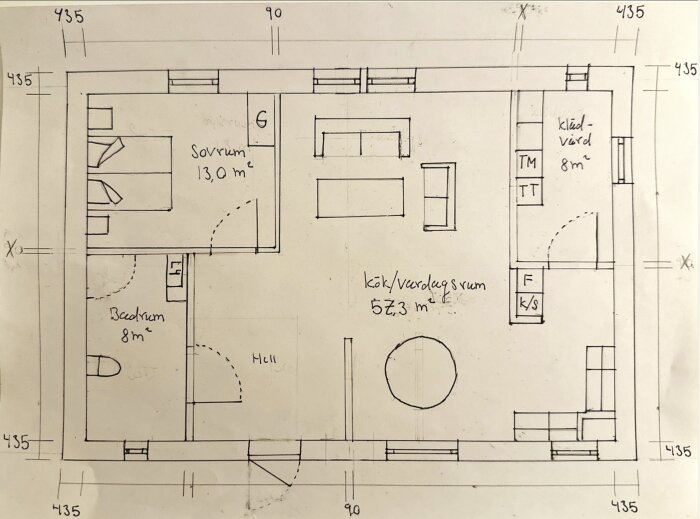 Arkitektritning av en lägenhet med sovrum, kök/vardagsrum, klädkammare och badrum. Markeringar för mått och inredning.