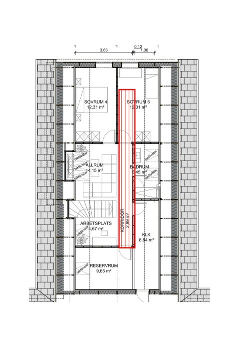 Arkitektonisk ritning av en byggnadsplan, innehåller mått, rumsnamn och möbleringsdetaljer.