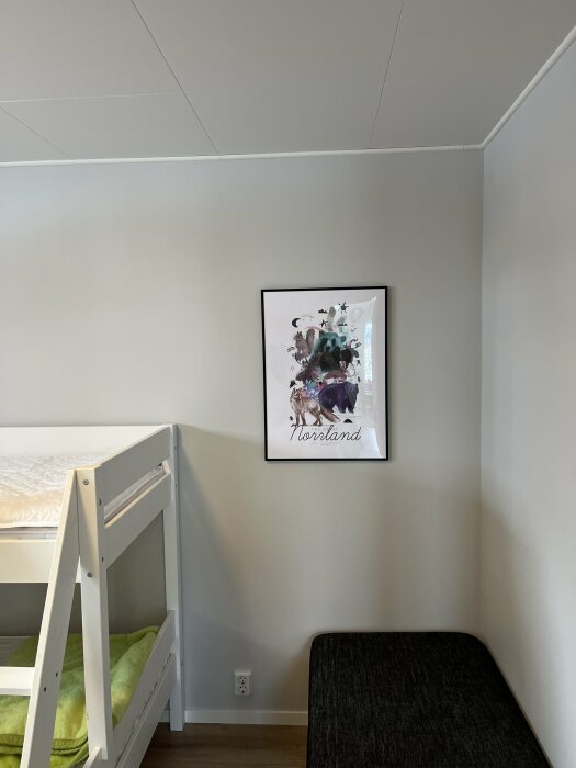 Vitt rum med våningssäng, inramad bild på vägg, svart bänk, minimalistisk stil.