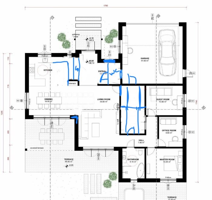 Arkitektonisk planritning av ett bostadshus med mått, rumsetiketter och blåa markeringar.