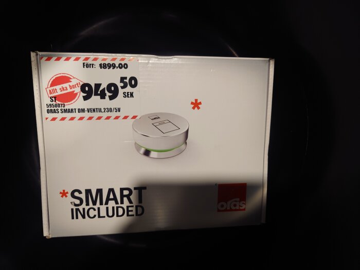 Produktlåda, Oras Smart ventil, rea-prisetikett, 949,50 SEK, 'Allt ska bort', vit bakgrund.