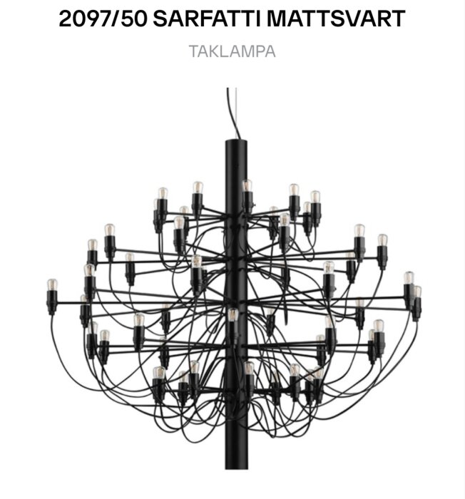 Svart modern taklampa med många armar och sladdar, minimalistisk design, utan tända lampor.