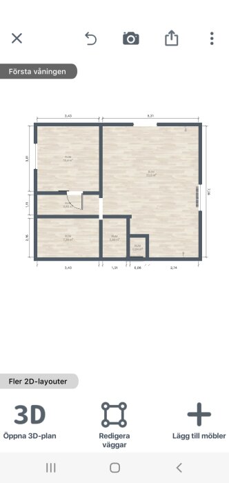 Ritning av en första våningsplanlösning med diverse rum och måttangivelser, i ett digitalt format.