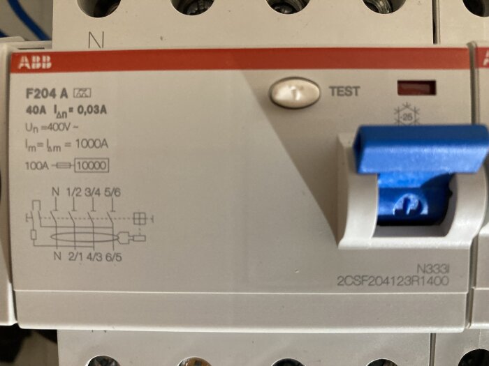 ABB säkring med testknapp, tekniska specifikationer, och installationsdiagram. 40A, 0.03A differensström, 400V nominell.