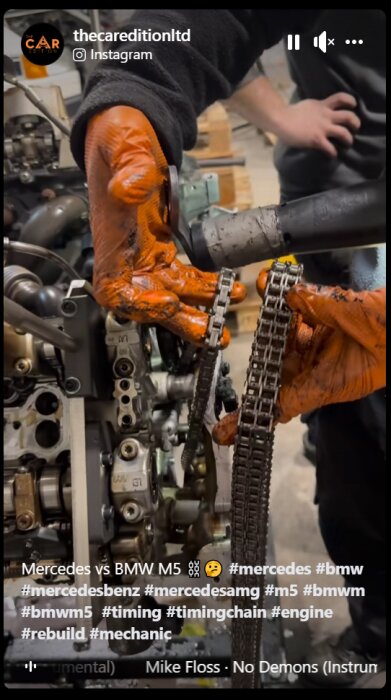 Mekaniker med oljiga handskar justerar kamkedja på motorblock. Verkstadsbakgrund, fokus på motorreparation.