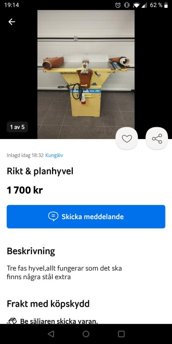 En trähyvel till salu på annonssida, gul, pris 1700 kr, med beskrivning och fraktalternativ.