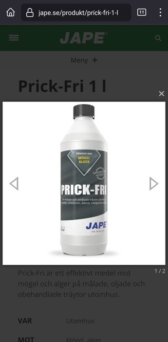 Flaska märkt "Prick-Fri", rengöringsmedel mot mögel och alger för utomhusbruk, vit bakgrund, hemsida, produktinformation.
