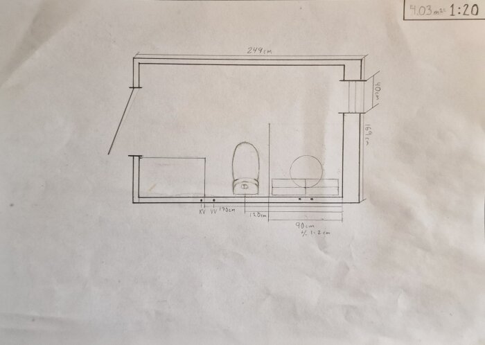 Handritad planritning av ett rum med möbler och måttangivelser (1:20 skala, är 4,03 m² stort).