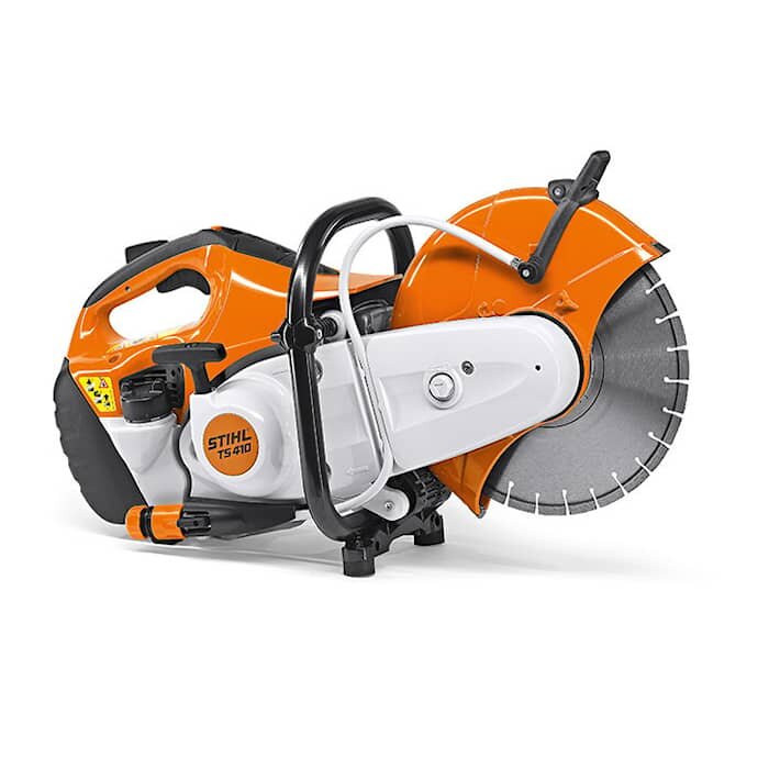 En orange och vit Stihl motorsåg med stor skivblad mot vit bakgrund.