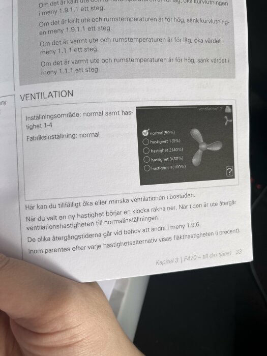 Text om ventilationsinställningar, fläkthastighet och fabriksinställningar på Svenska, del av handbok med bild.