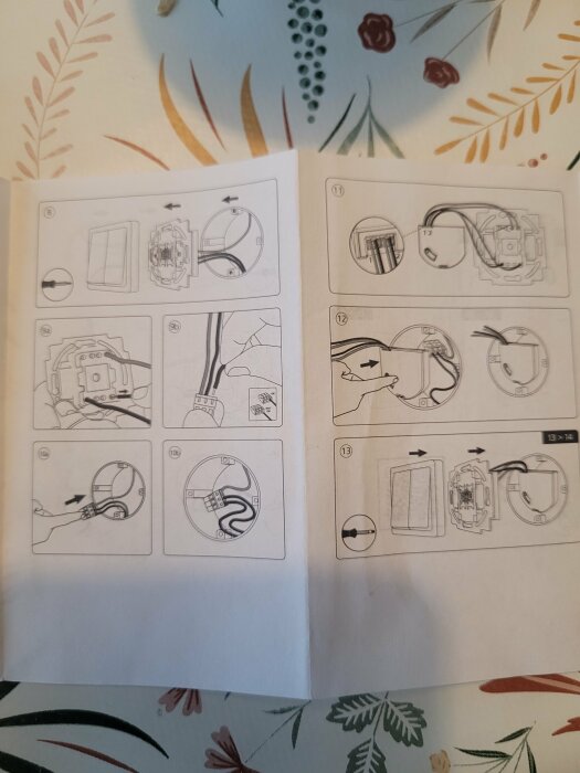 Bruksanvisning för montage, elektrisk apparat, steg-för-steg illustrationer, numrerade steg, gråskala, vit bakgrund.
