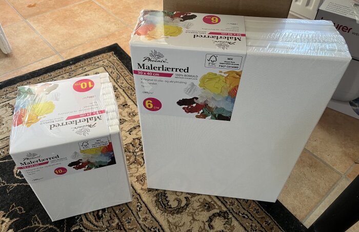 Förpackningar med tomma målardukar av olika storlekar, förberedda för målning.